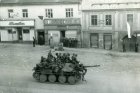 Ve dnech 7. - 9. května 1945 proudily přes Boskovice kolony ustupující německé armády. Boskovičtí občané již vyvěšovali československé vlajky. Foto Muzeum Boskovicka
