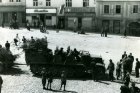 Ve dnech 7. - 9. května 1945 proudily přes Boskovice kolony ustupující německé armády. Boskovičtí občané již vyvěšovali československé vlajky. Foto Muzeum Boskovicka