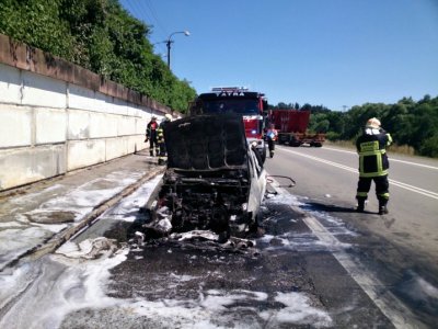 FOTO - Na silnici nedaleko Skrchova shořelo auto
