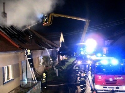 FOTO - V Sudicích shořela střecha rodinného domku a stodoly
