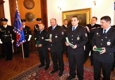 Policisté na blanenském zámku převzali medaile za věrnou službu
