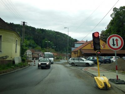 Rekonstrukce silnice v Lažánkách se protáhne až do konce června